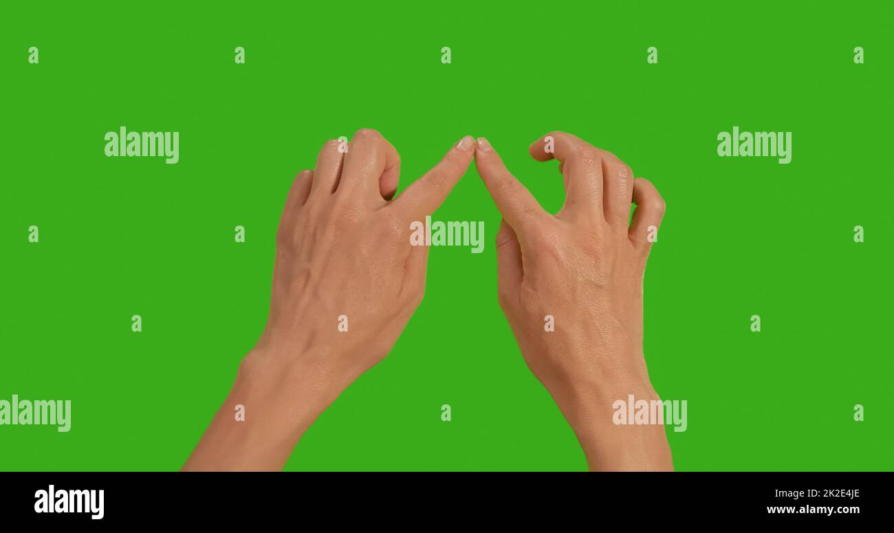Gesten weibliche Hand, das Symbol der Liebe auf einem grünen Hintergrund, Green Screen, Chroma Key Close-Up. Erstellen Sie Symbole mit der Hand auf Greenscreen. Stockfoto