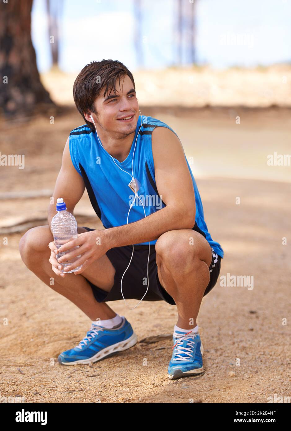 Einfach unvergleichlich... frische Luft und Bewegung. Aufnahme eines hübschen jungen Mannes, der eine Pause vom Training im Freien macht. Stockfoto