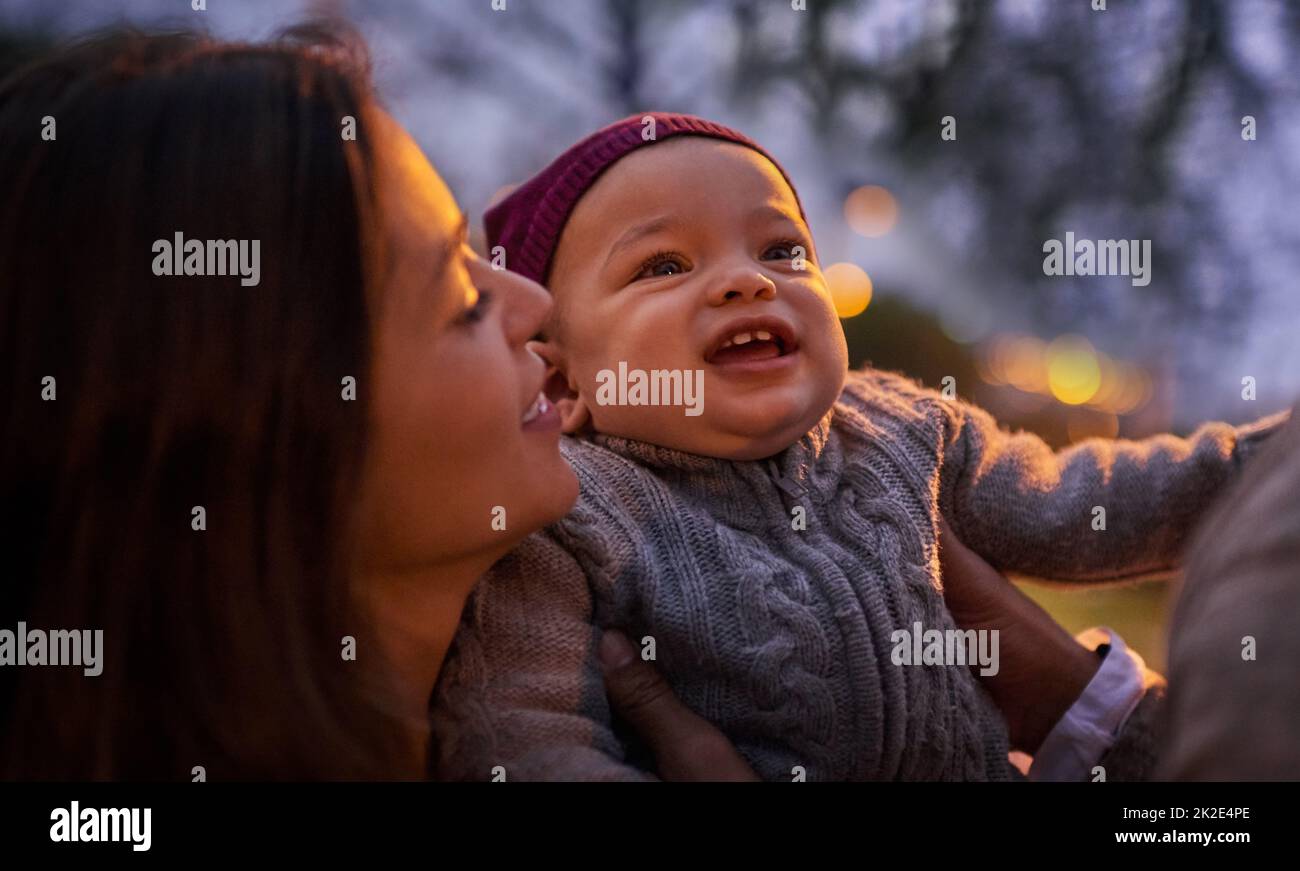 Die kleinen Momente sind die herzlichsten. Aufnahme einer Mutter und eines Vaters, die sich mit ihrem kleinen Sohn im Freien verbinden. Stockfoto