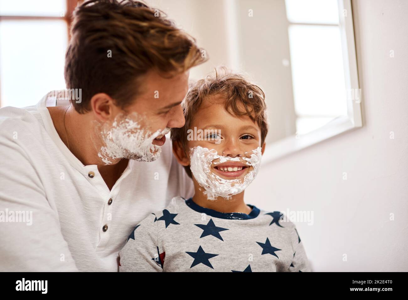 Heute lerne ich alles über das Rasieren. Aufnahme eines Mannes, der seinem kleinen Sohn beibringt, sich zu Hause zu rasieren. Stockfoto