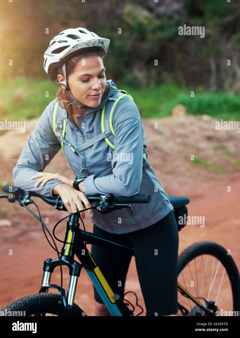 Alles, was sie braucht, ist ihr Fahrrad und ein Trail. Aufnahme einer Biker-Frau am frühen Morgen. Stockfoto