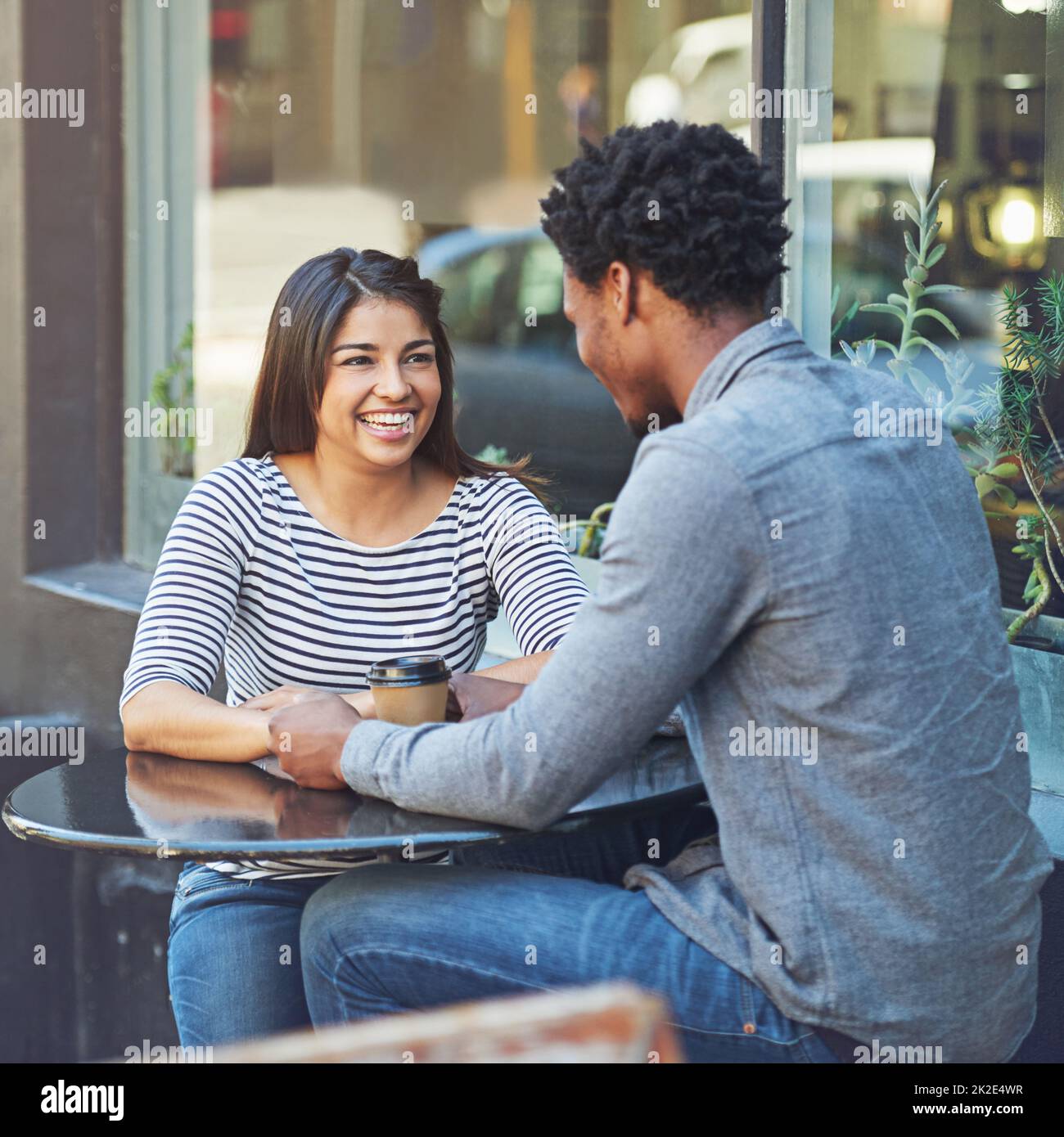 Sie schlagen es ab an ihrem ersten Kaffee Datum. Aufnahme eines jungen Paares bei einem Kaffee-Date in einem Straßencafé. Stockfoto