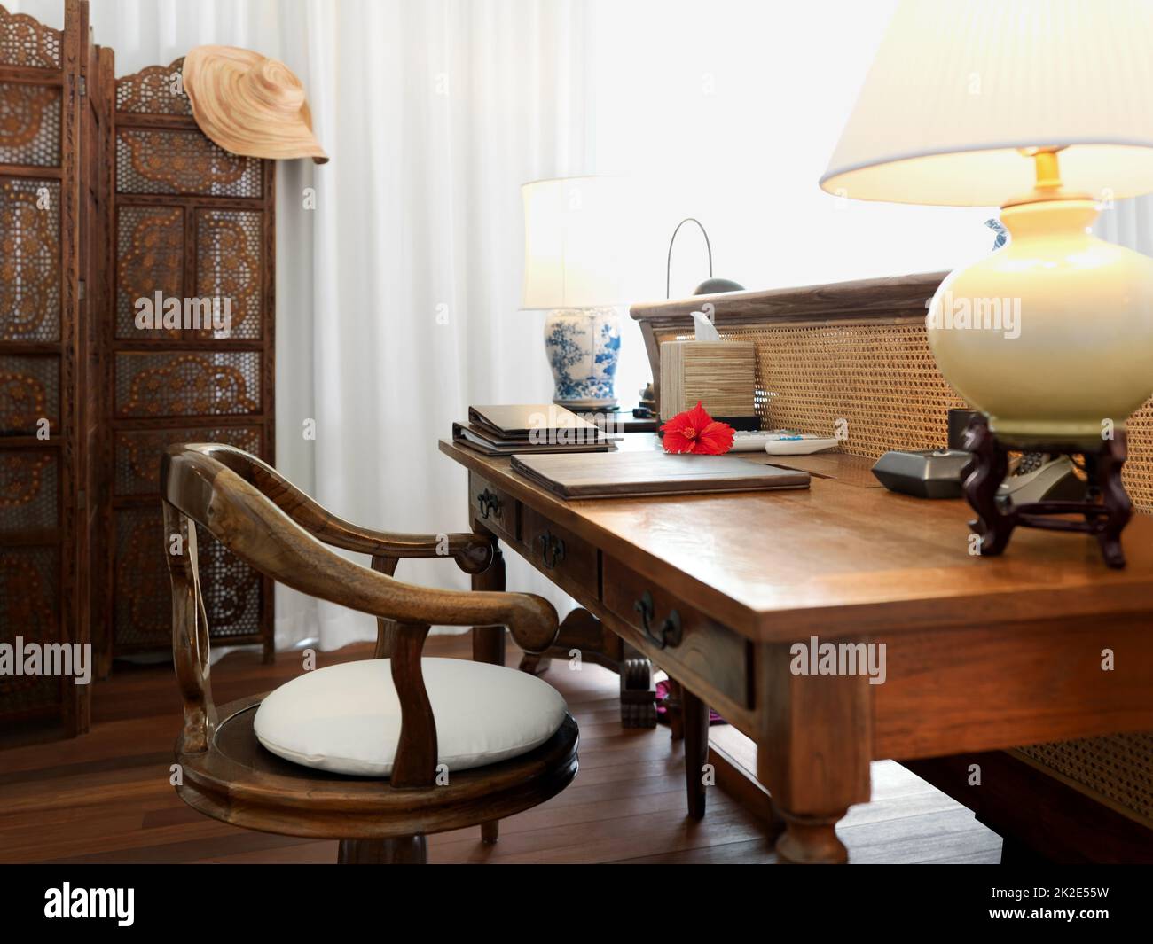 Suite mit Holzmöbeln. Luxuriöses Hotelzimmer mit antiken Holzmöbeln. Stockfoto