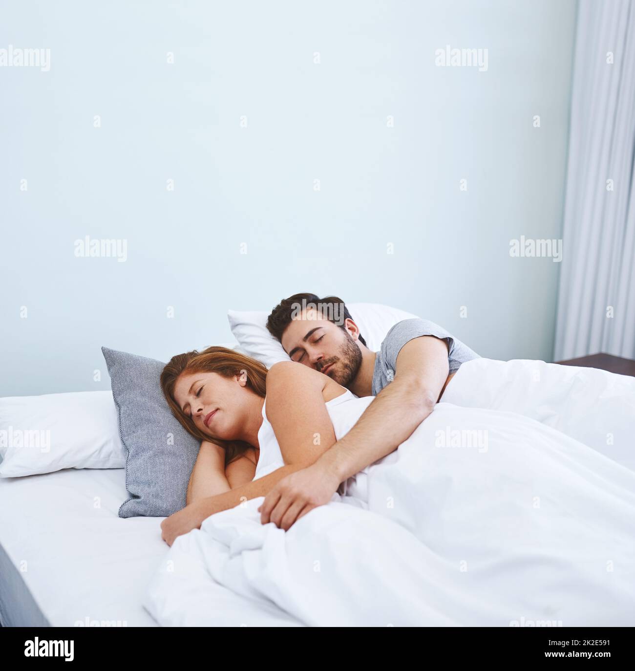 Der gemütlichste Ort ist zusammen. Aufnahme eines Paares, das zu Hause zusammen im Bett schläft. Stockfoto