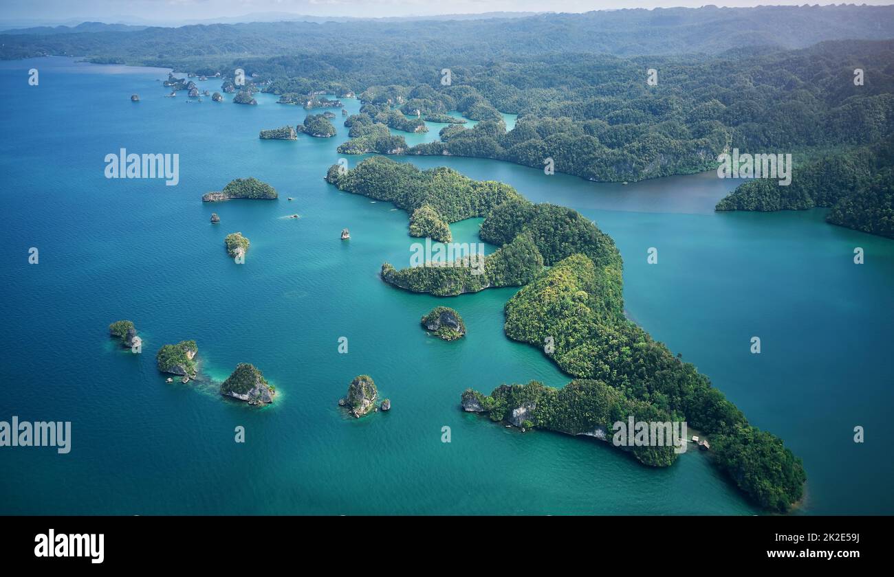 Die Aussicht war besser als alle anderen. High-Angle-Aufnahme der schönen Inseln Indonesiens. Stockfoto