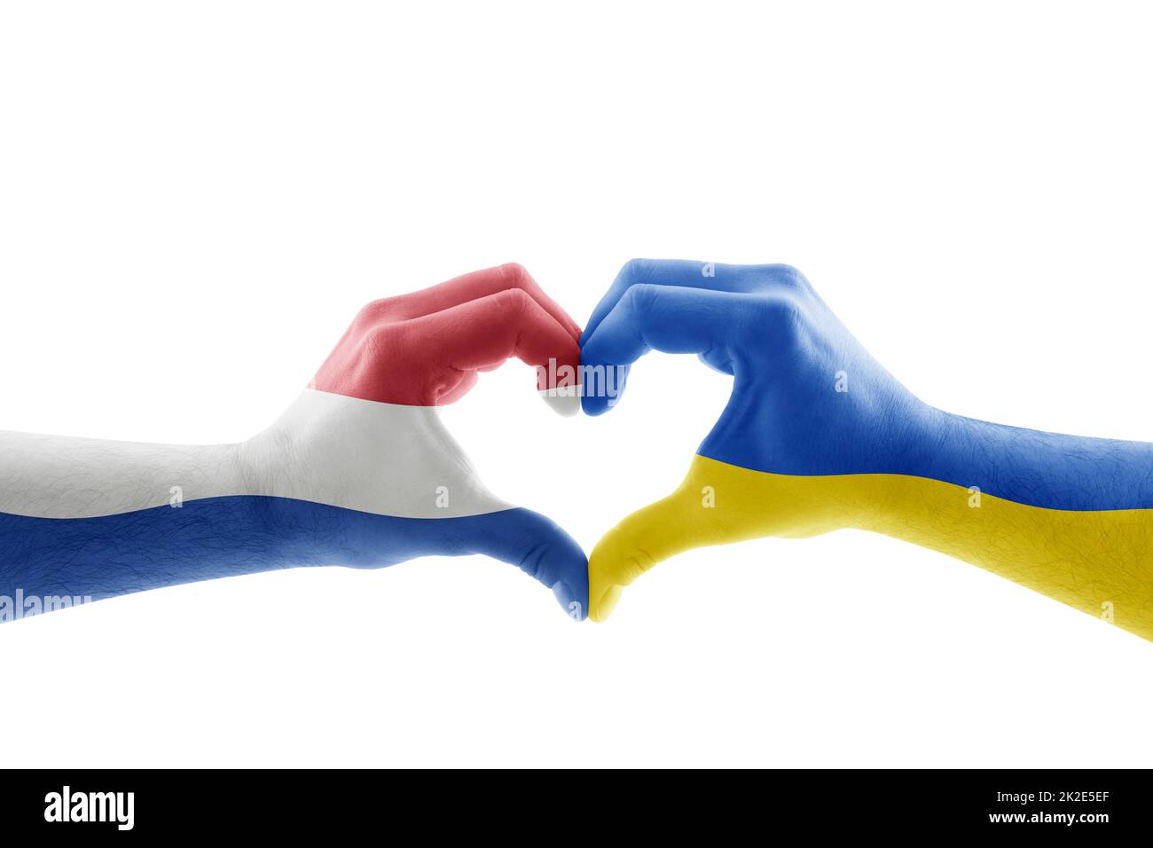 Zwei Hände in Herzform mit holländischer und ukrainischer Flagge isoliert auf weißem Hintergrund Stockfoto