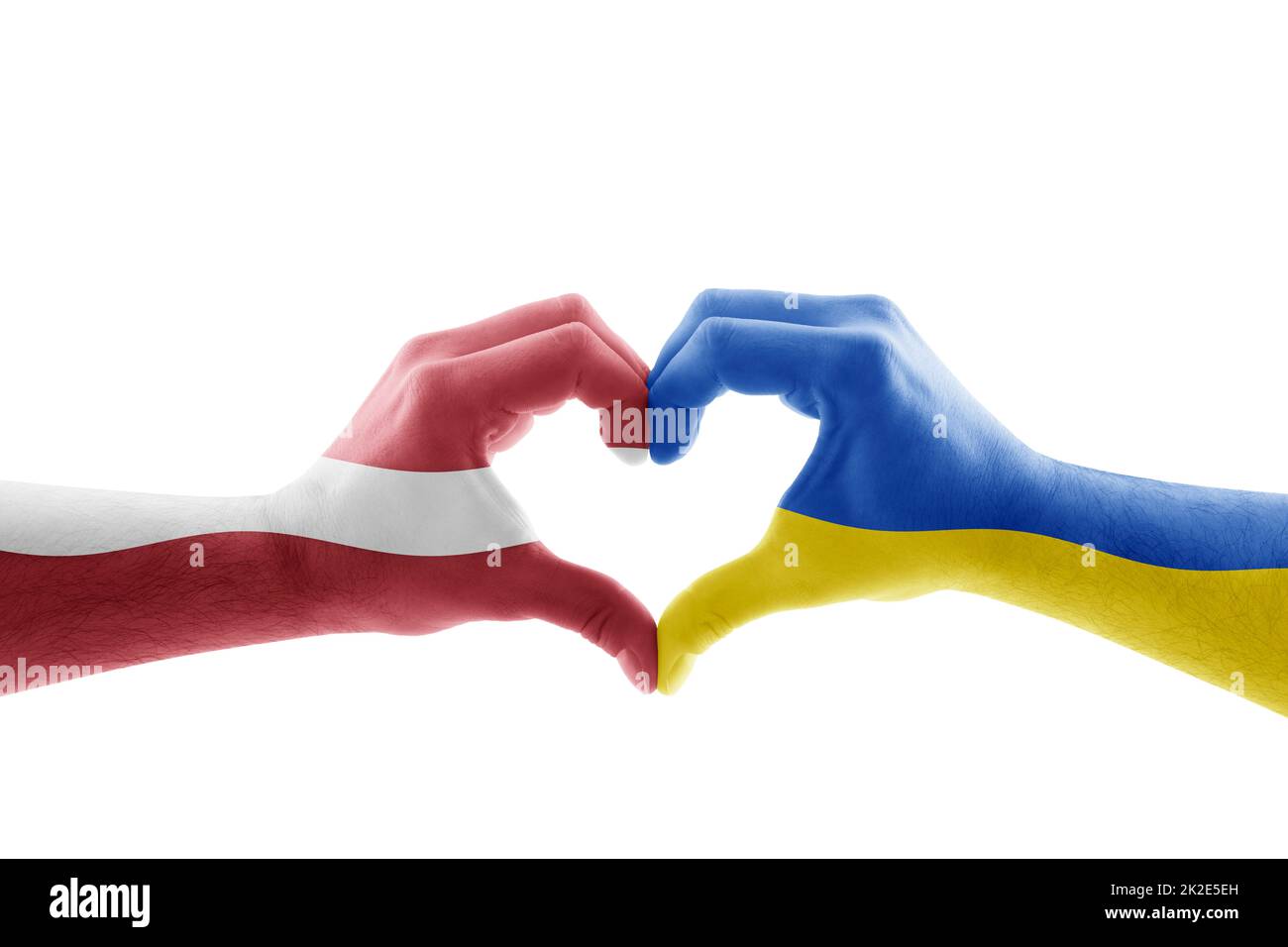 Zwei Hände in Herzform mit lettischer und ukrainischer Flagge isoliert auf weißem Hintergrund Stockfoto