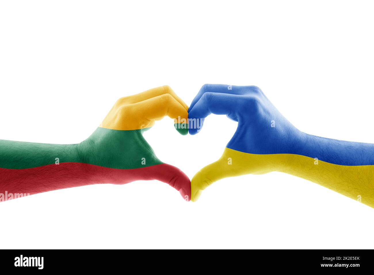 Zwei Hände in Herzform mit litauischer und ukrainischer Flagge isoliert auf weißem Hintergrund Stockfoto