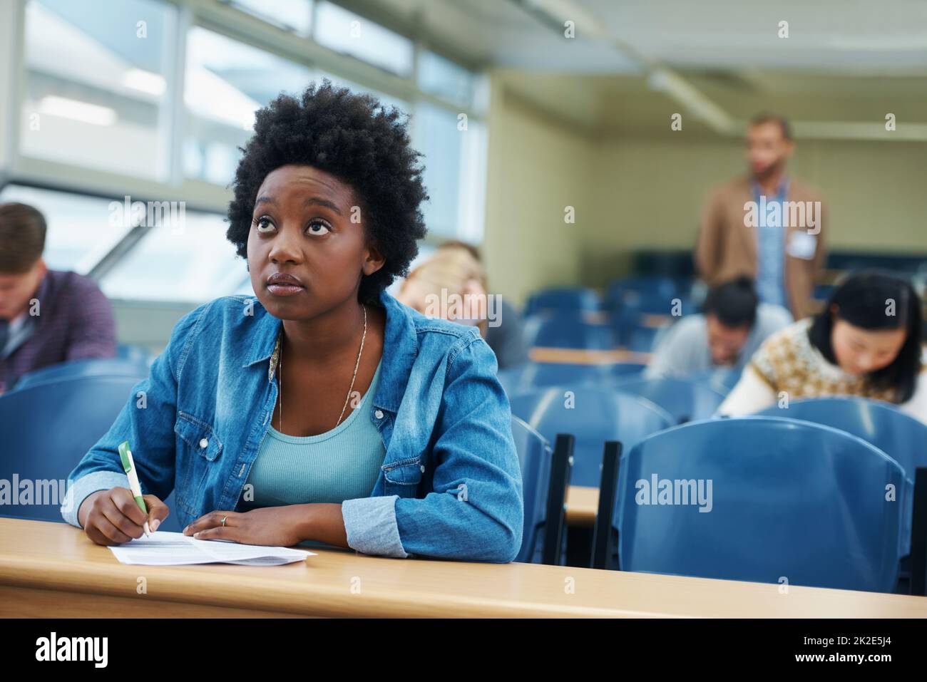 Bereit, die Midterms zu nehmen. Aufnahme von Studenten in einem Klassenzimmer. Stockfoto