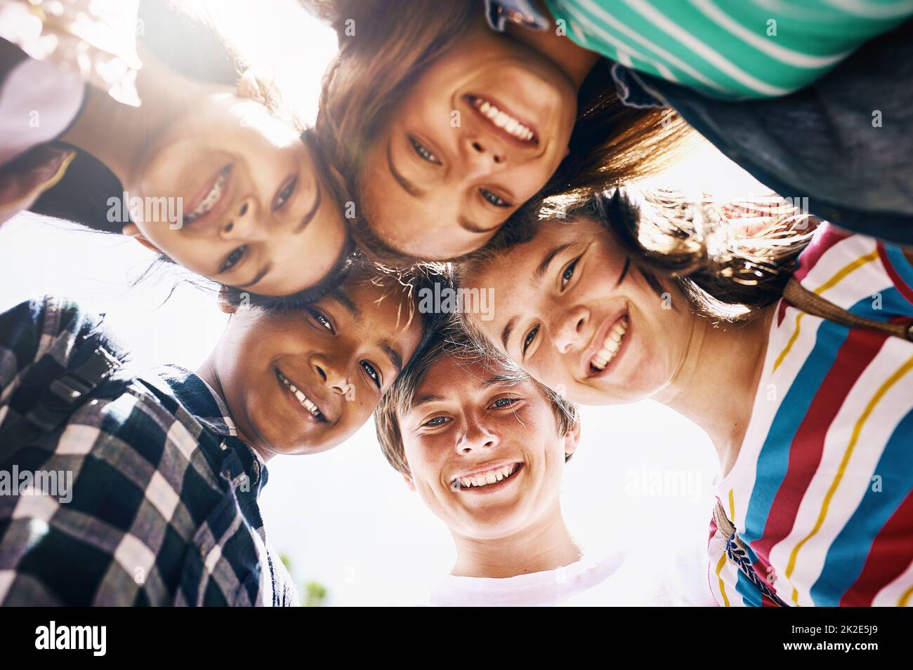 Morgen gehört uns. Porträt einer Gruppe von verschiedenen Schulkindern, die in einem Gehege stehen. Stockfoto