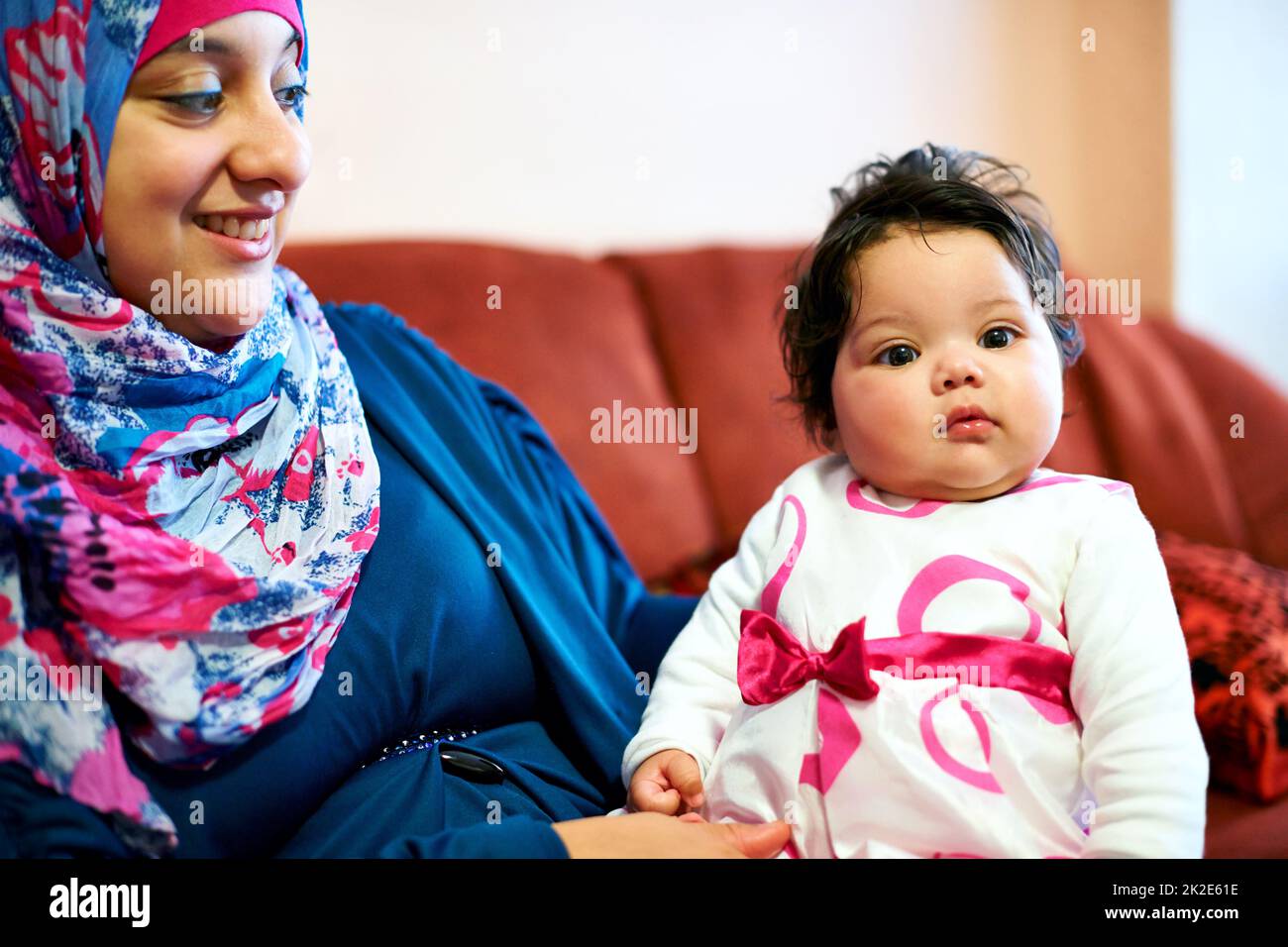 Sie erfüllt mein Leben mit Freude. Aufnahme einer muslimischen Mutter und ihres kleinen Mädchens. Stockfoto