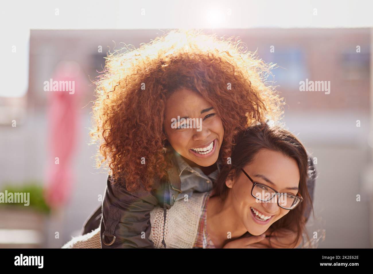Lachen ist ein sofortiger Urlaub. Kurze Aufnahme von Freundinnen, die sich im Freien anfreunden. Stockfoto
