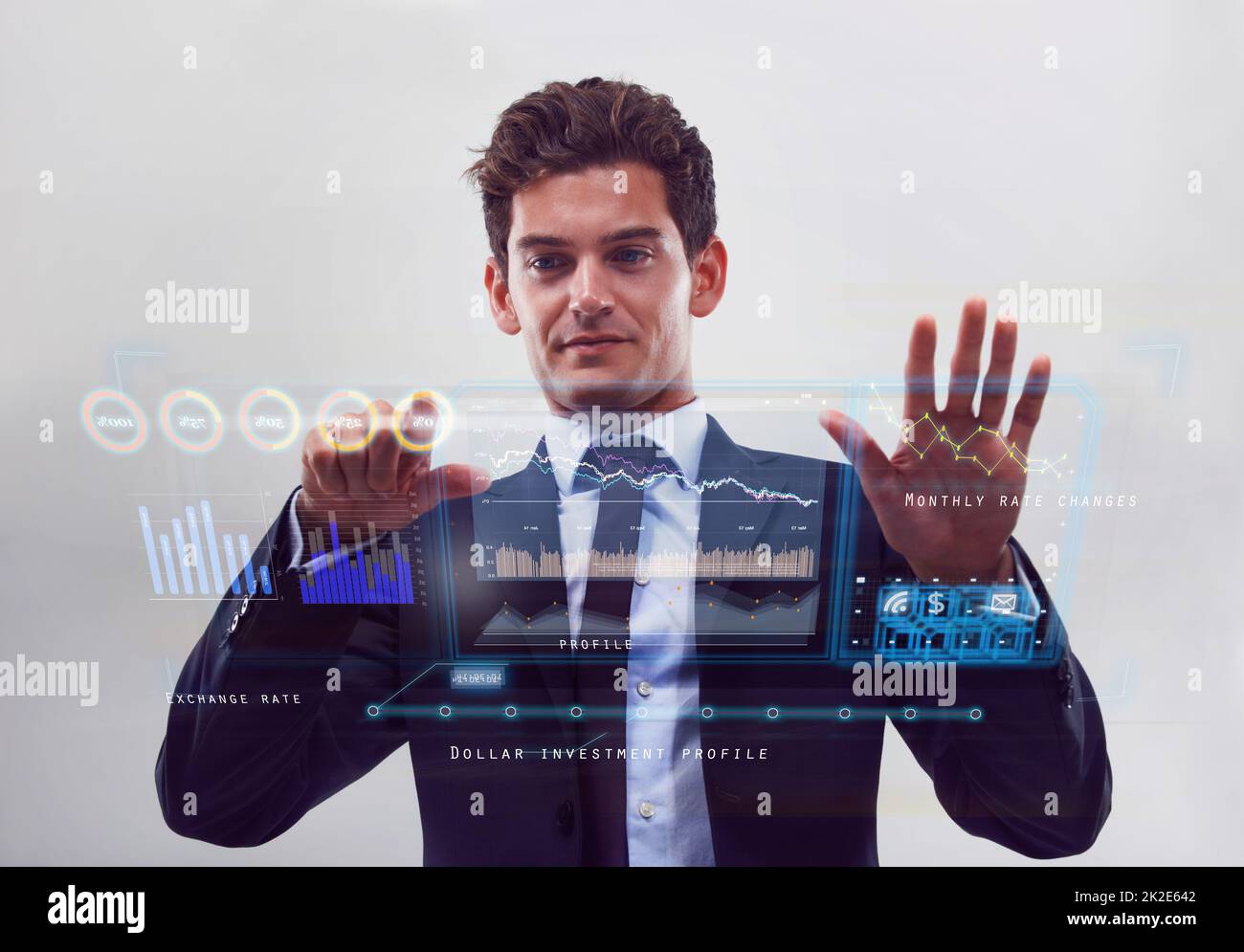 Figuren an seinen Fingerspitzen. Studioaufnahme eines Geschäftsmannes mit einer digitalen Schnittstelle mit Diagrammen. Stockfoto