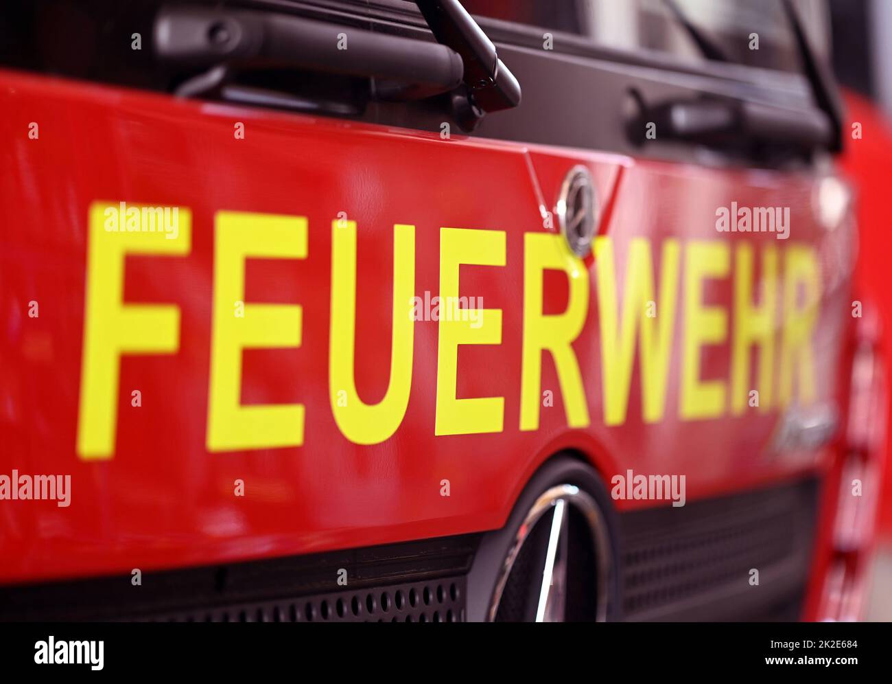 Karlsruhe, Deutschland. 19.. Juli 2022. Im Competence Center Aerial Rescue des Feuerwehrgeräteherstellers Rosenbauer wird der Schriftzug Feuerwehr an einem Feuerwehrwagen befestigt. Das österreichische Unternehmen Rosenbauer ist einer der weltweit größten Hersteller von Feuerwehrfahrzeugen. Quelle: Uli Deck/dpa/Alamy Live News Stockfoto