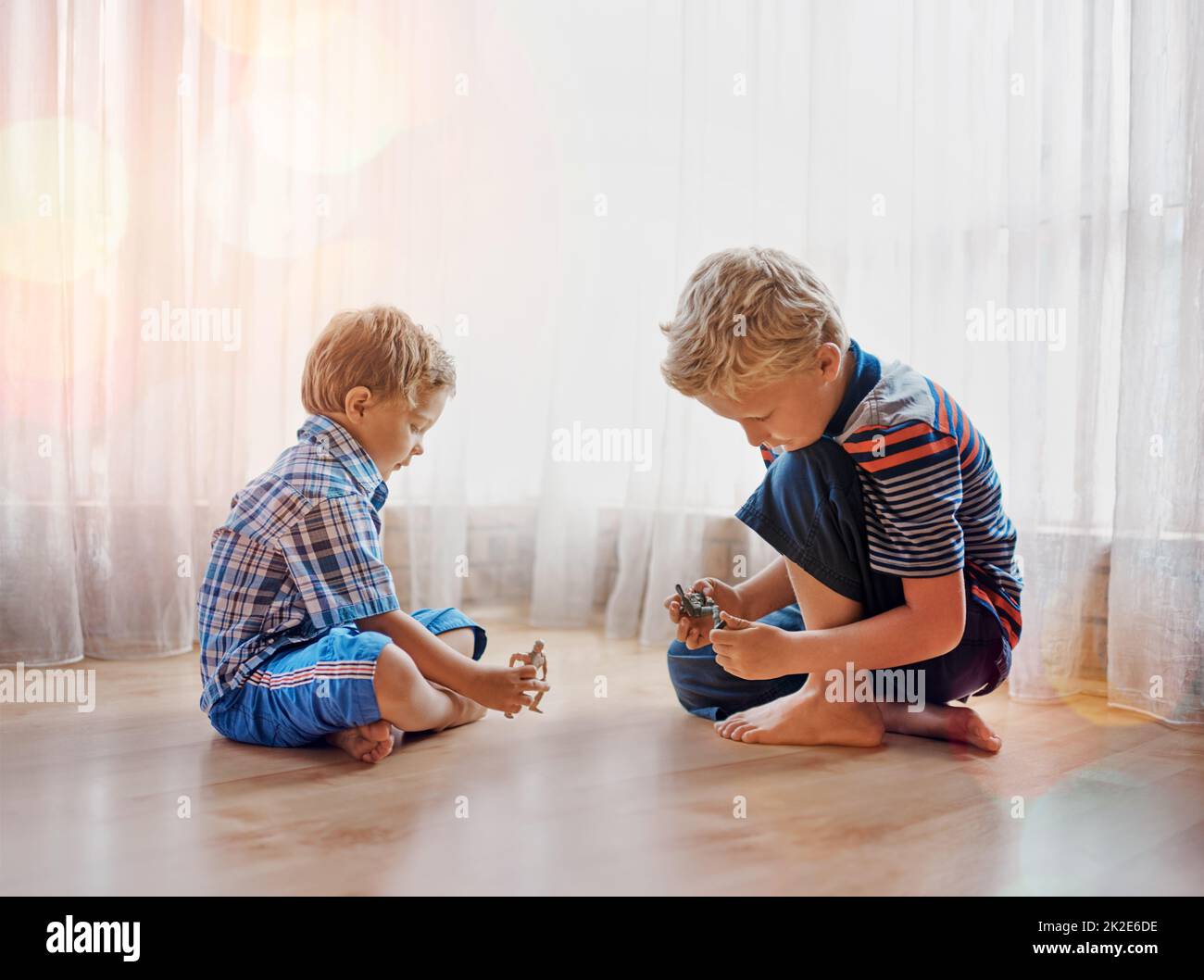 Lasst die Spiele beginnen. Aufnahme von zwei kleinen Jungen, die zu Hause zusammen spielen. Stockfoto