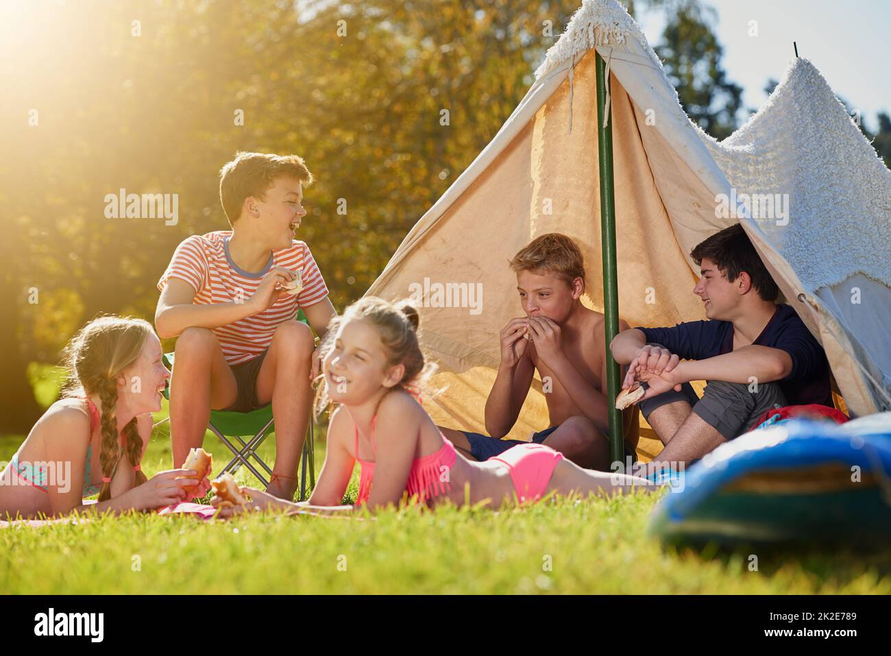 Der Sommer gehört den Jungen. Aufnahme einer Gruppe junger Freunde, die auf ihrem Campingplatz herumhängen. Stockfoto