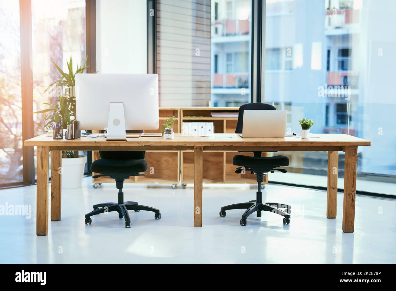 Alles für den modernen Geschäftsreisenden. Aufnahme eines leeren Bürobereichs. Stockfoto