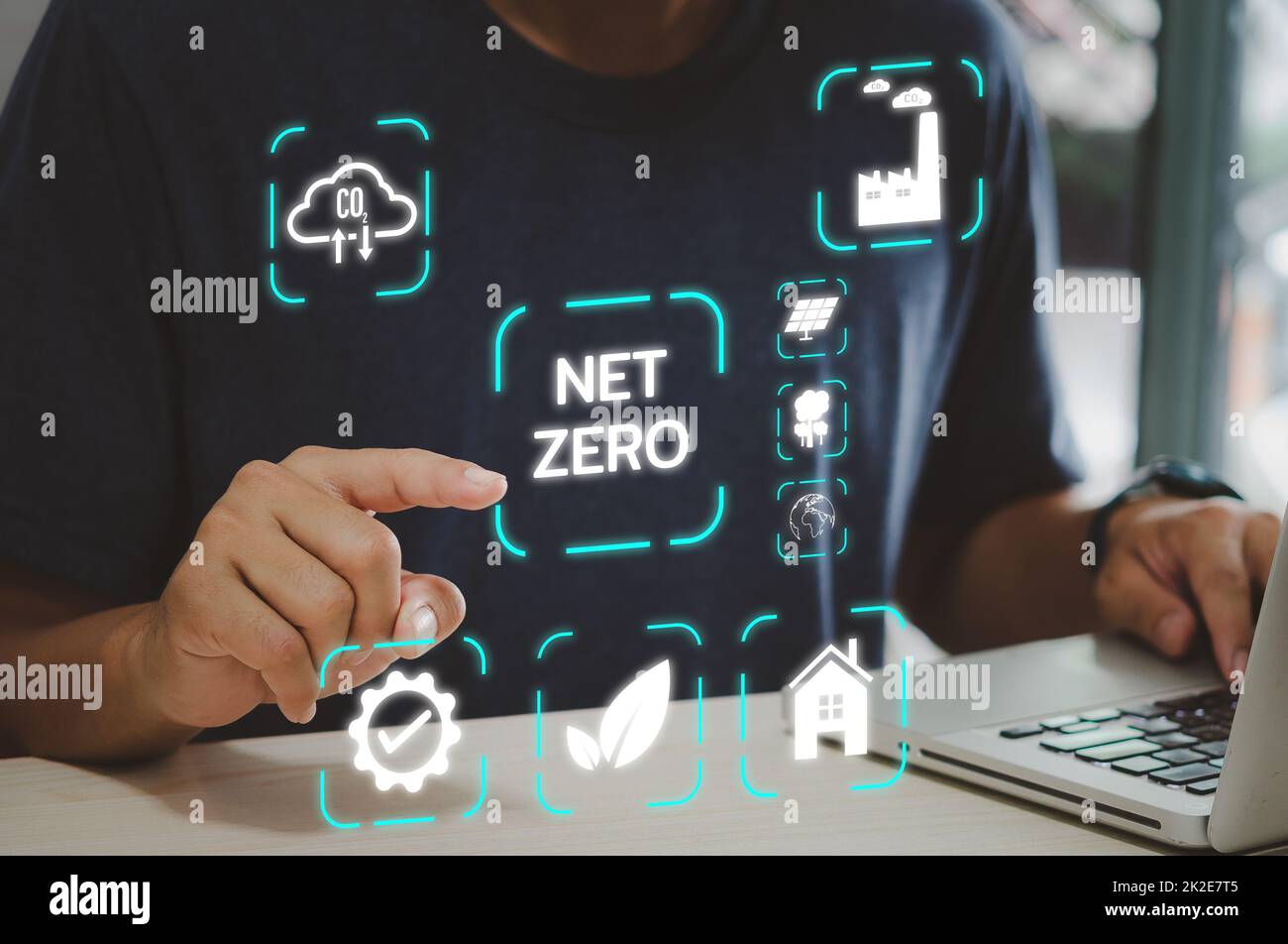 Geschäftsmann berühren Netz Null speichern die Öko-Welt und reduzieren Verschmutzung virtuellen Bildschirm. Virtual Screen Business Technology Konzept. Stockfoto