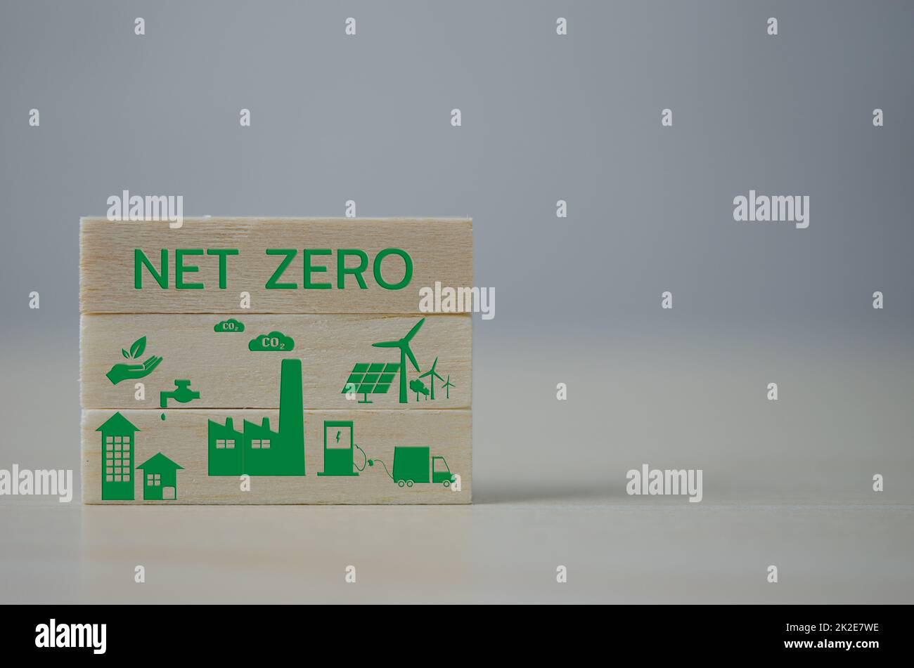 Holzwürfelblock Net Zero Carbon neutrales Konzept. Grünes Symbol auf dem Hintergrund. Stockfoto