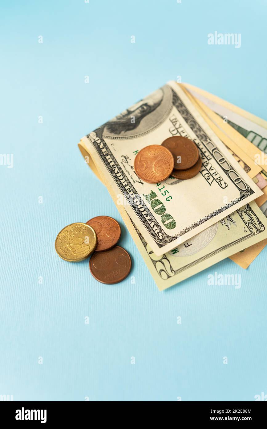 Internationales Währungsgeld einschließlich Euro, Dollar, Münzen, Dollarschein. Nahaufnahme. Stockfoto