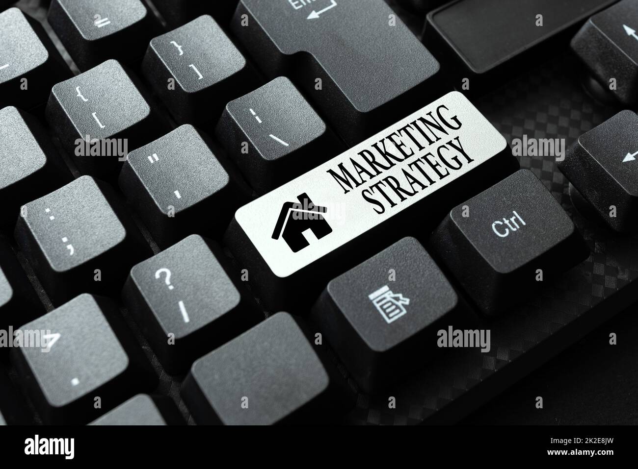 Schreiben mit Anzeige der Marketingstrategie für Text. Internet-Konzept Maßnahmenplan zur Förderung und zum Verkauf von Produkttypisierung Geschäftsvertrag Brief, Schreibmaschine Neuer bindender Vertrag Stockfoto