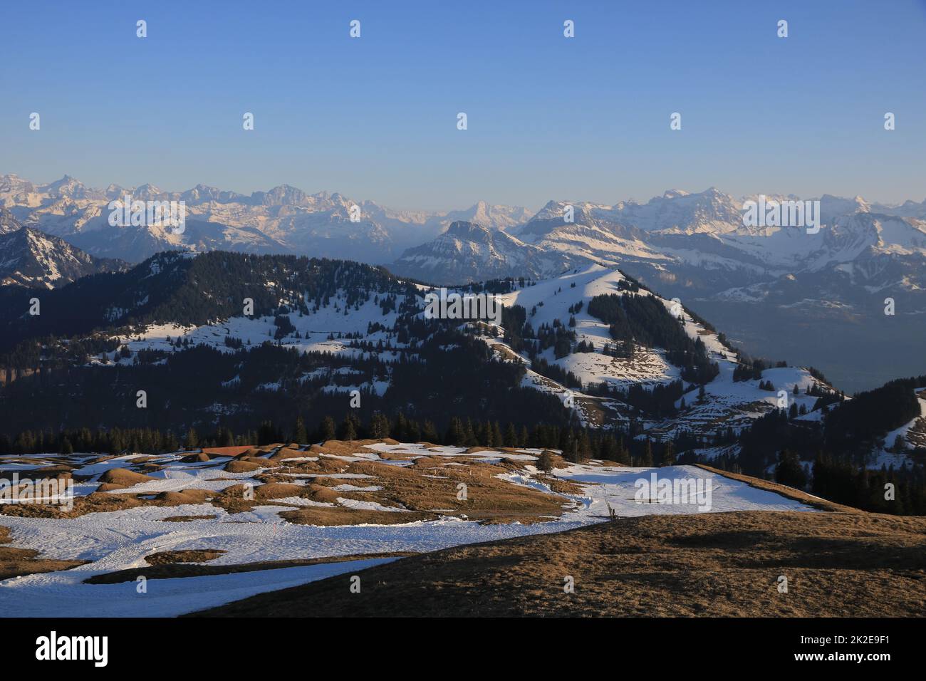 Gebirgszüge des Kantons Schwyz kurz vor Sonnenuntergang. Stockfoto