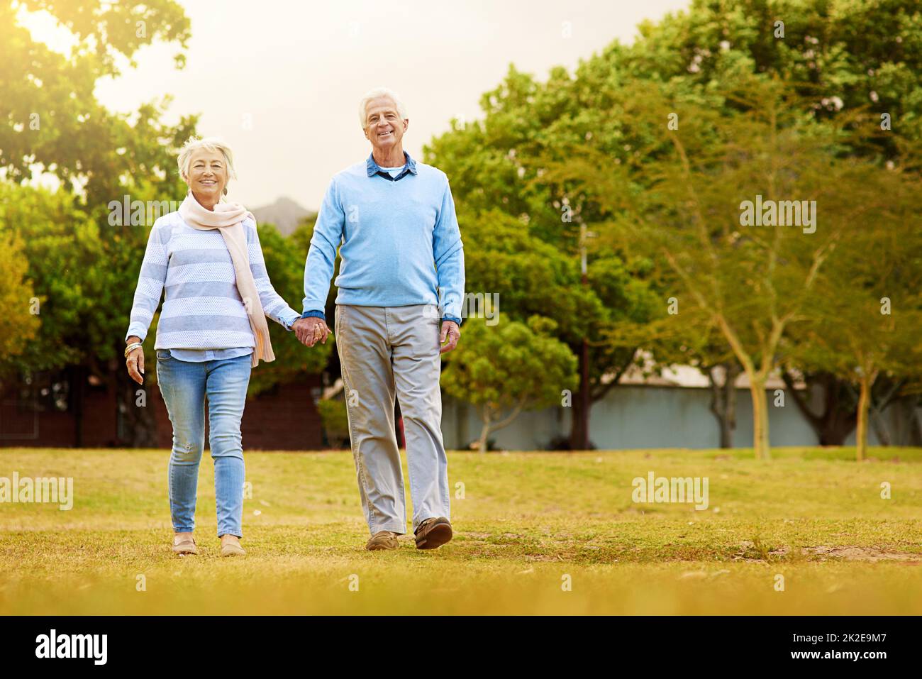 Spaziergang durch den Park. Porträt eines älteren Paares, das gemeinsam in einem Park spazieren geht. Stockfoto