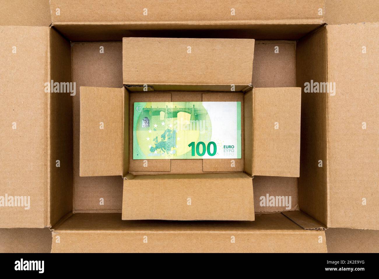 100-Euro-Banknote in offener Box Stockfoto