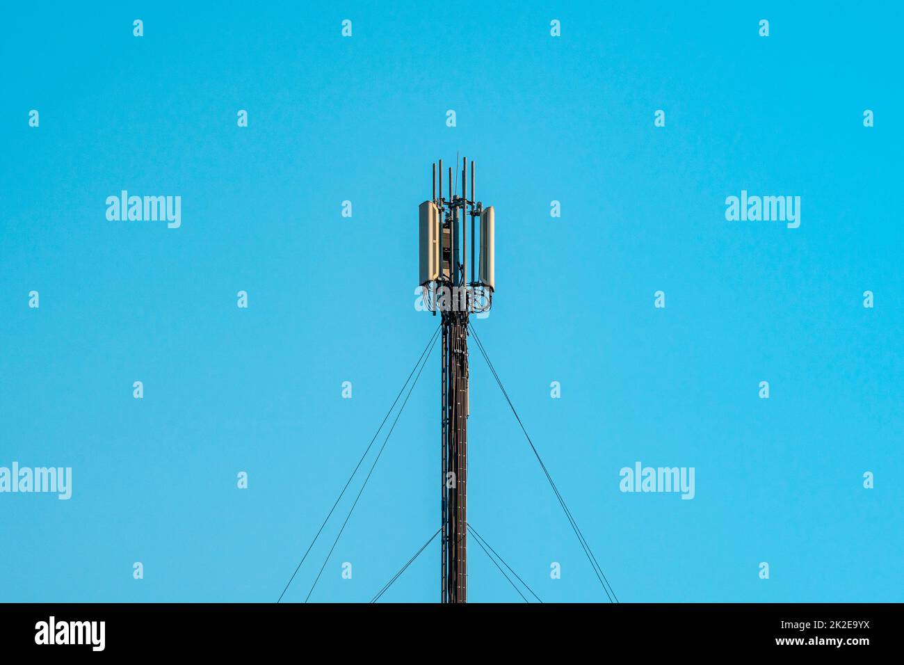 Telekommunikationsturm von 4G und 5G Mobilfunk Stockfoto