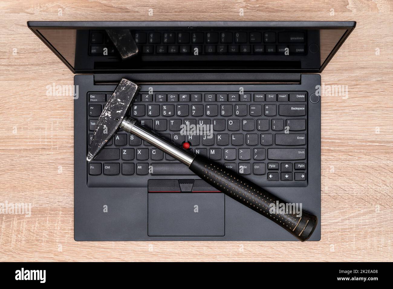 Draufsicht des Hammers auf der modernen Laptop-Tastatur Stockfoto