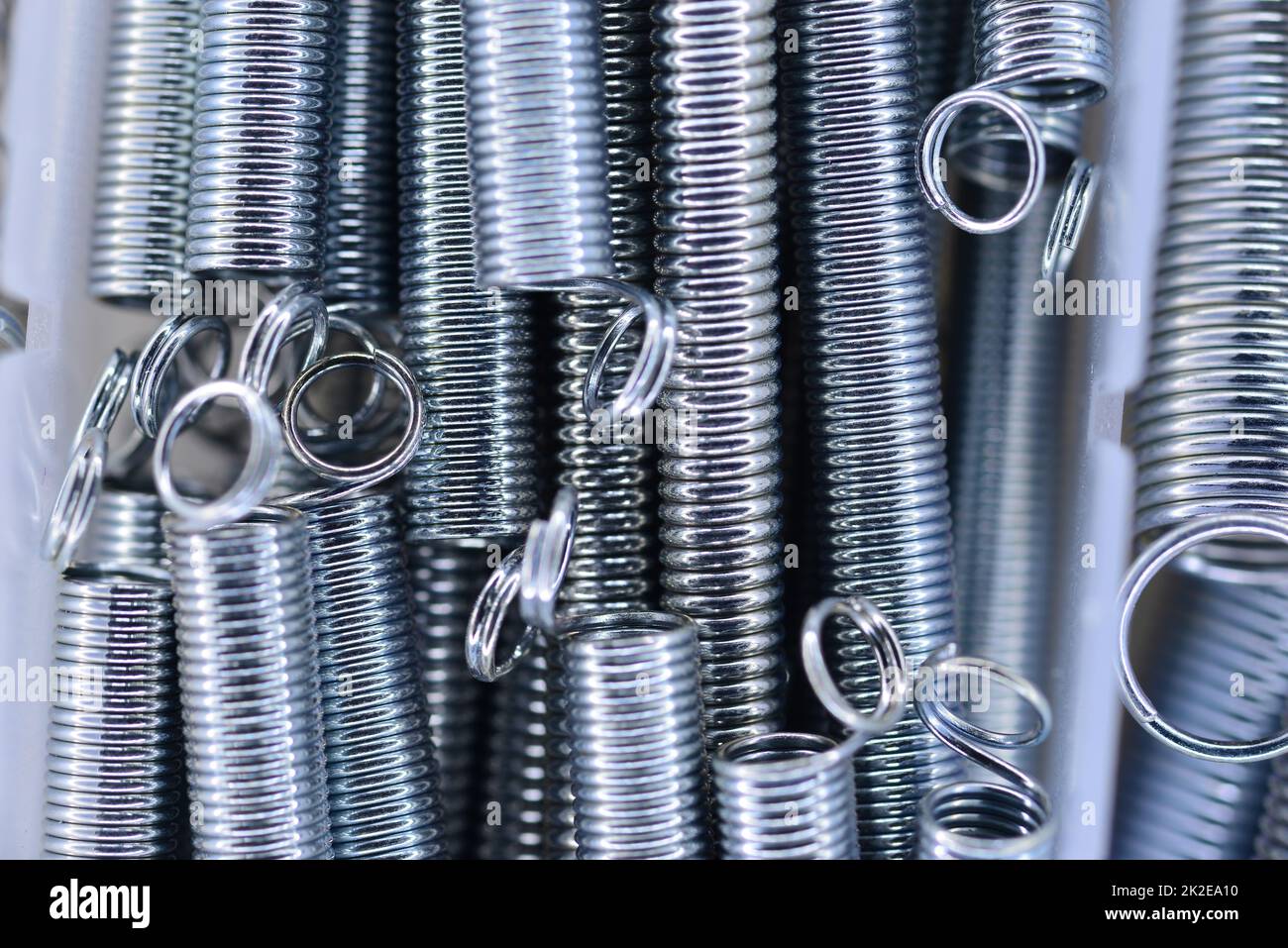 Metallfedern in verschiedenen Größen in einer Box Stockfoto