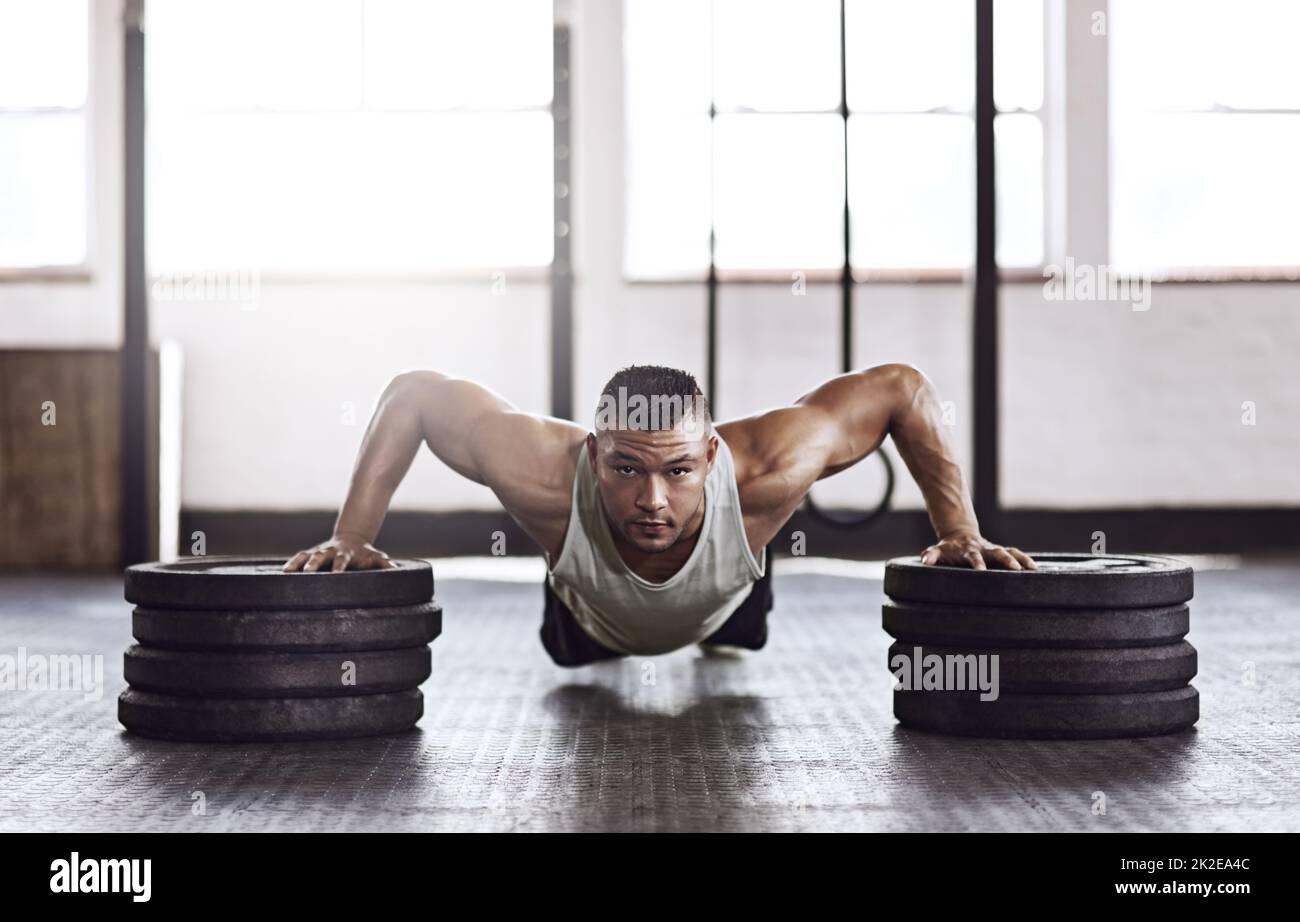 Balance und Leistung. Ganzkörperaufnahme eines jungen Mannes, der im Fitnessstudio trainieren soll. Stockfoto