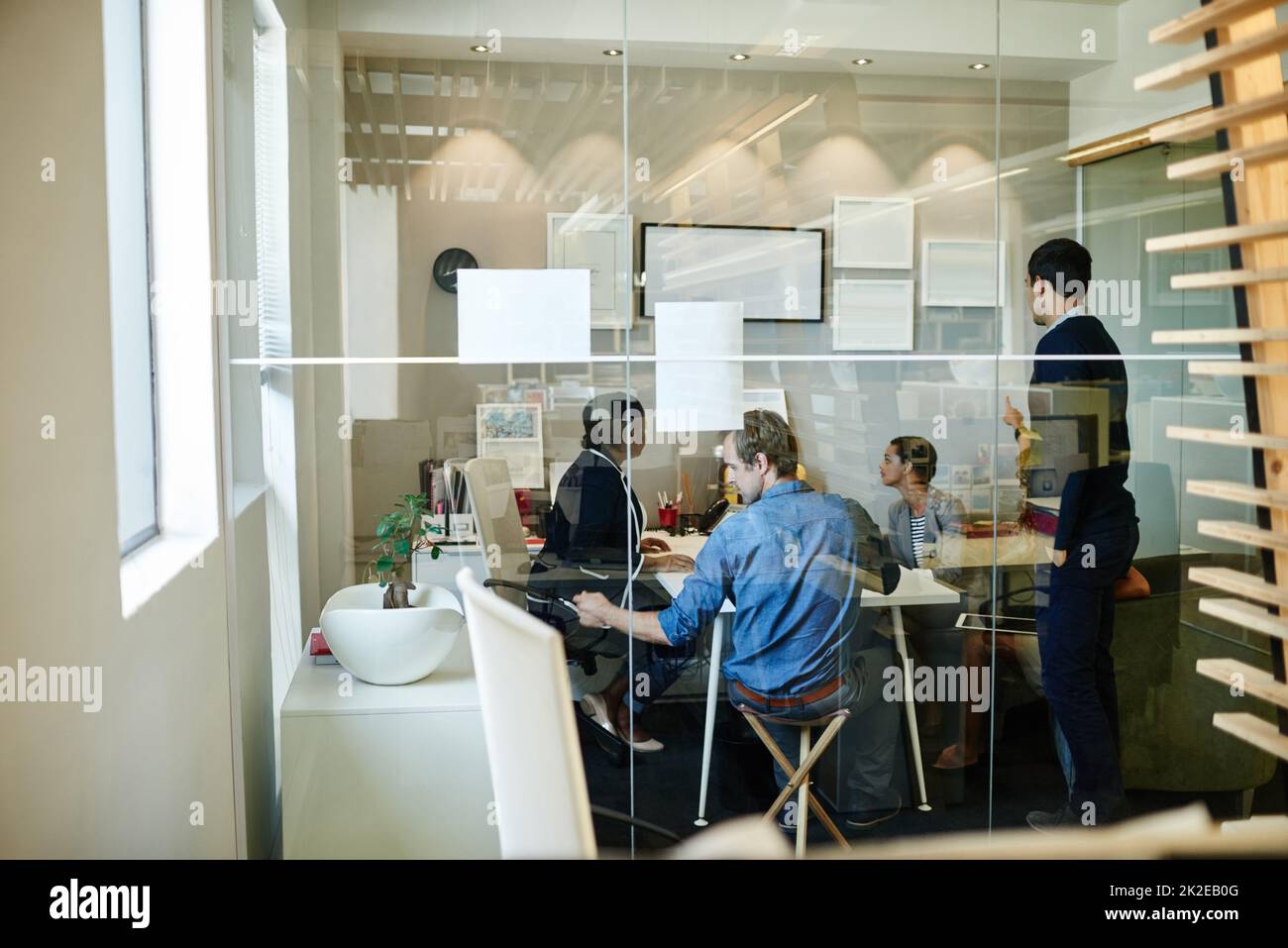 Sie arbeiten großartig zusammen. Aufnahme einer Gruppe von Kollegen, die in einem Büro zusammenarbeiten. Stockfoto