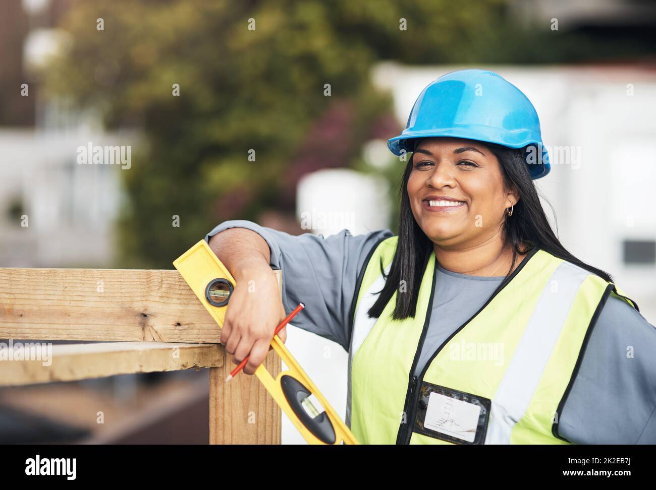 Ich habe alle Tools, die ich zum Erfolg brauche. Beschnittenes Porträt einer attraktiven jungen Bauarbeiterin, die auf der Baustelle arbeitet. Stockfoto