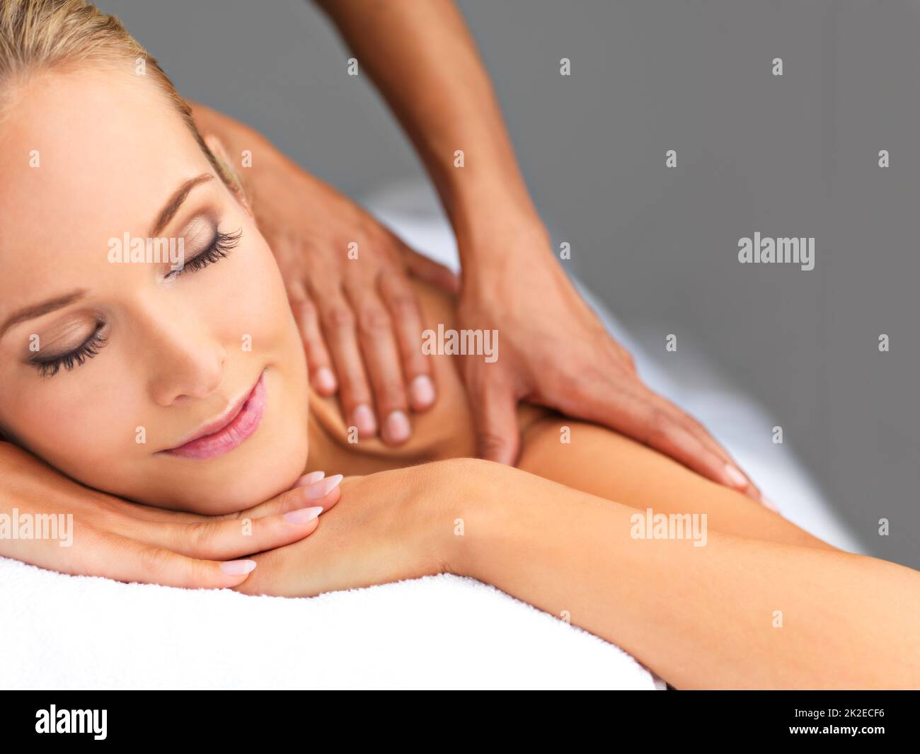 Das ist genau das, was ich brauchte. Eine schöne junge Frau, die sich in einem Spa entspannt - Massagetherapie. Stockfoto