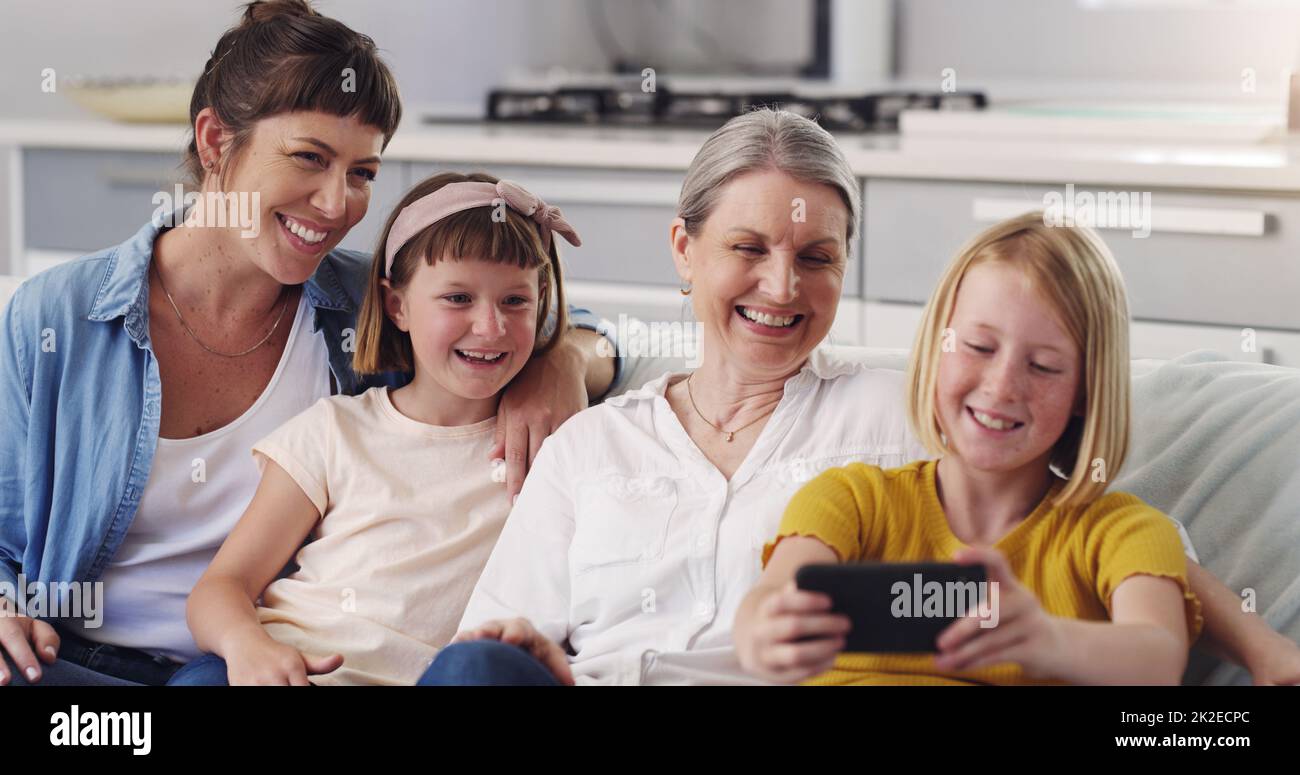 Jetzt sagt Cheese Mama. Aufnahme einer Großmutter, die ein Selfie mit ihrer Tochter und Enkelinnen machte. Stockfoto