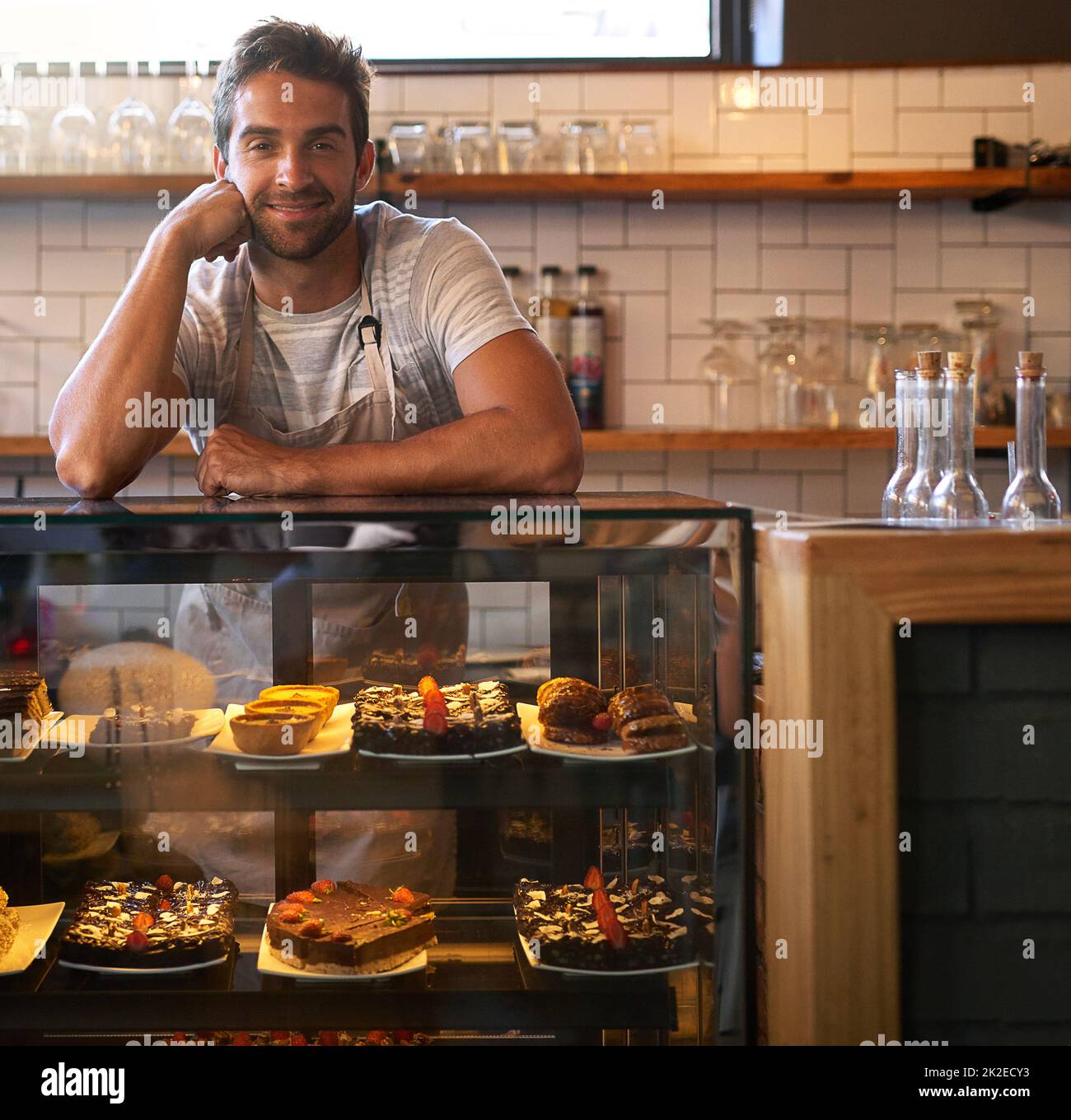Service mit einem Lächeln. Porträt eines jungen Geschäftsbesitzers, der in einem Café steht. Stockfoto