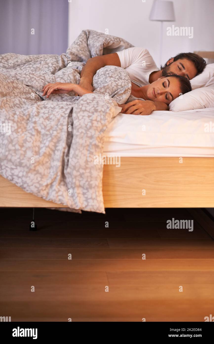 Eine friedliche Nacht der Ruhe. Ein Paar schläft in ihrem Bett. Stockfoto