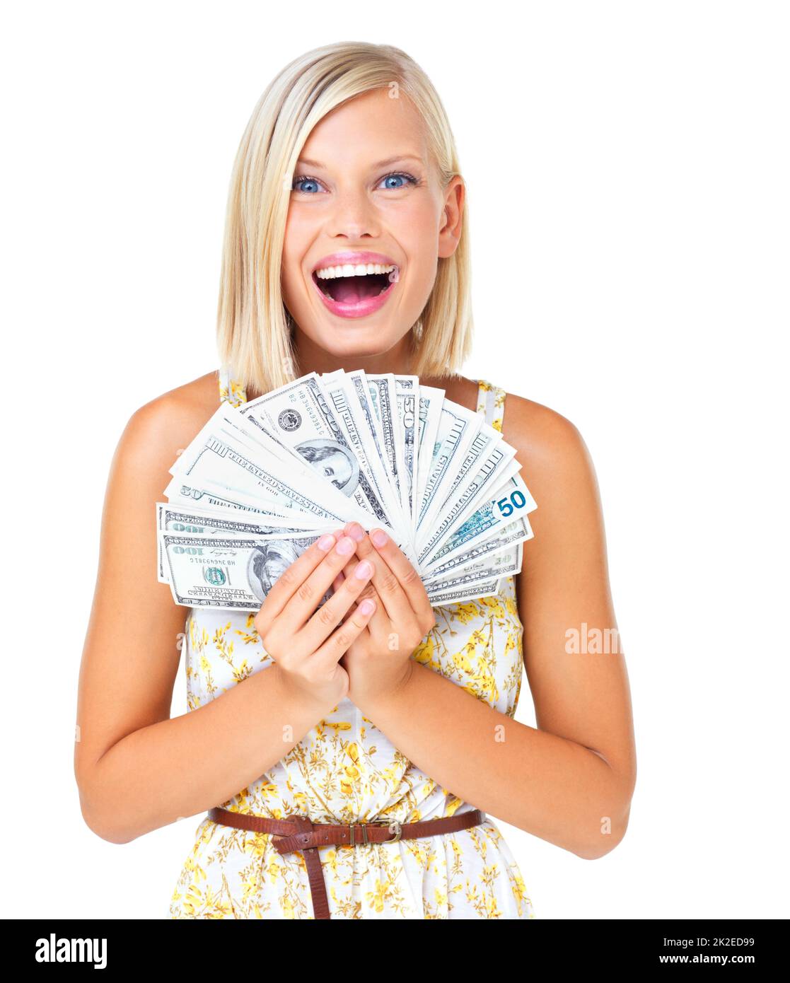 Geld kann Glück kaufen. Attraktive Frau lächelt, während sie einen Fan von Dollarscheinen hält - isoliert auf Weiß. Stockfoto