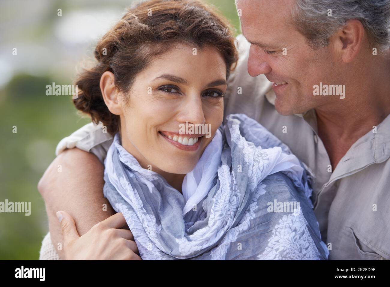 Einander schätzen. Ein glückliches reifes Paar mit ihren Köpfen liebevoll zusammen. Stockfoto