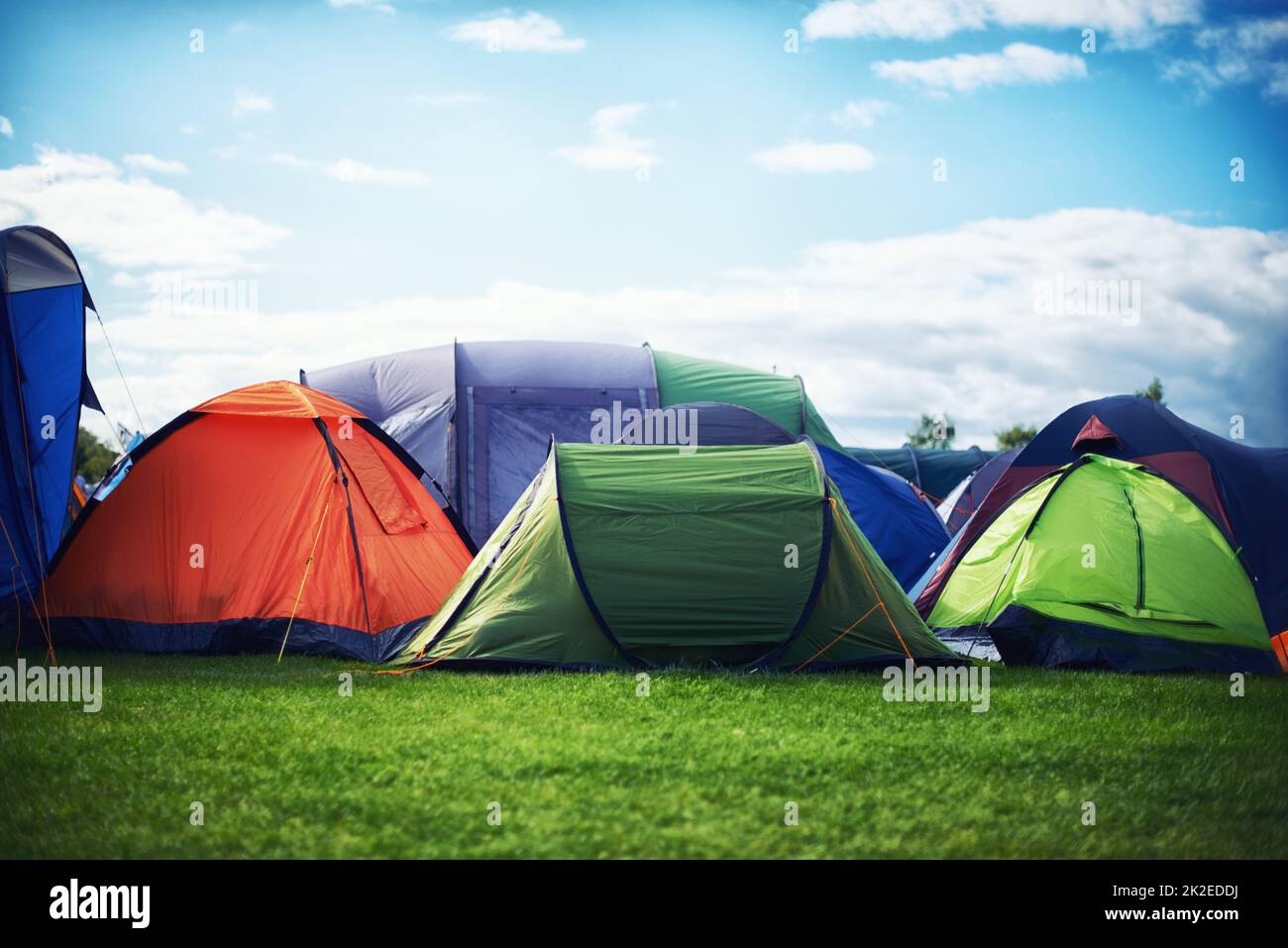 Der tolle Kurzurlaub. Eine große Gruppe von Zelten schlug sich im Freien zusammen. Stockfoto