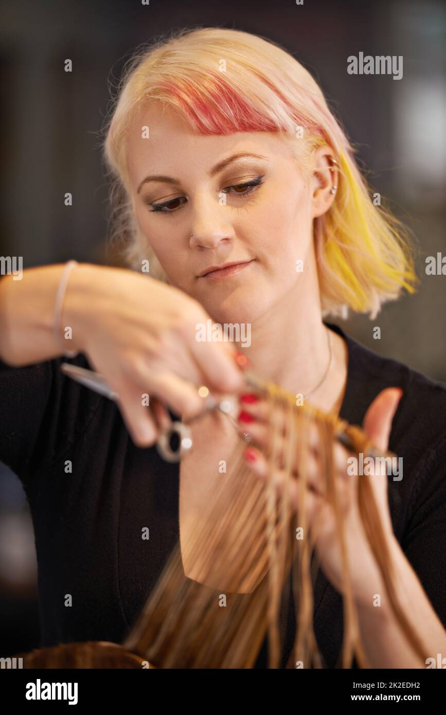 Experte bei der Arbeit. Ausschnitt einer Friseurin, die einem Kunden die Haare schneidet. Stockfoto