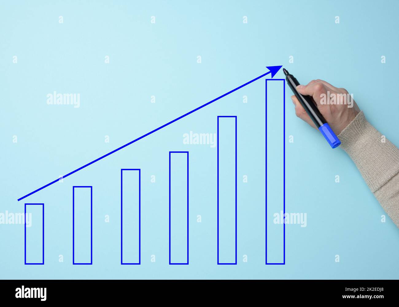 Grafik mit wachsenden Indikatoren und einer weiblichen Hand mit einem Marker auf blauem Hintergrund. Das Konzept erfolgreicher Geschäftsabschlüsse, Inflation und steigender Preise Stockfoto