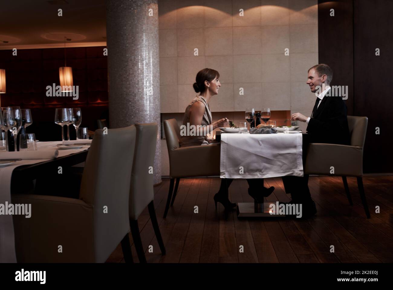 An ihrem Jahrestag groß werden. Eine kurze Aufnahme eines Paares, das in einem Restaurant zu Abend gegessen hat. Stockfoto