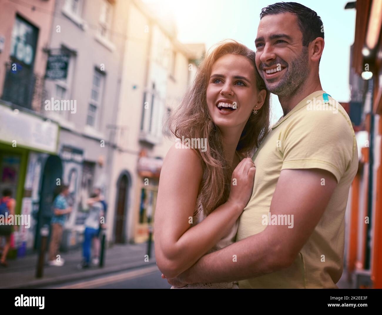 Ihre Liebe auf der ganzen Welt. Aufnahme eines glücklichen jungen Paares, das einen liebevollen Moment bei der Erkundung einer fremden Stadt teilt. Stockfoto