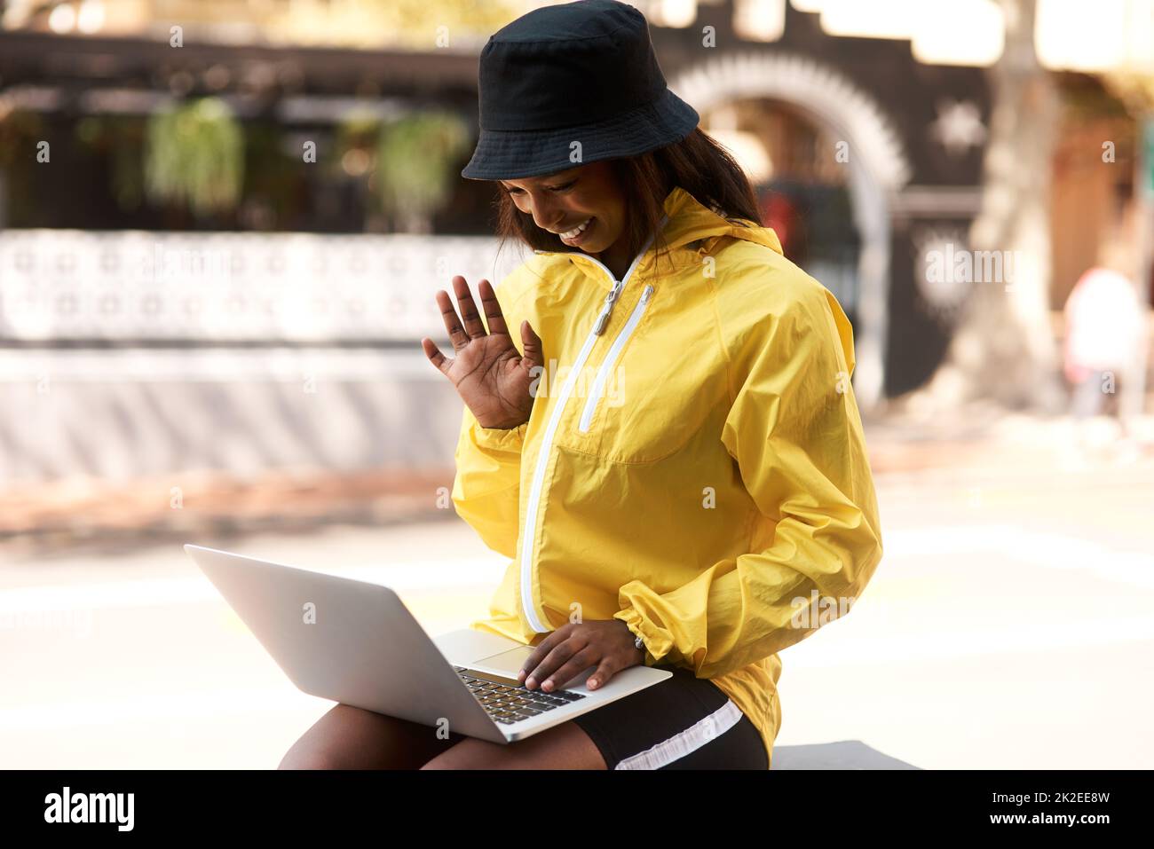 Persönliche Gespräche sind immer besser. Aufnahme einer attraktiven jungen Frau, die ihren Laptop für Videoanrufe verwendet, während sie sich in der Stadt im Freien entspannt. Stockfoto