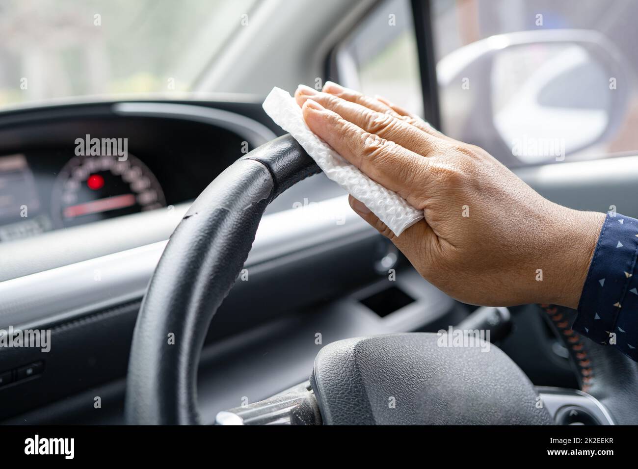 Neue normale, asiatische Arbeitsfrau sauber im Auto zum Schutz der Sicherheit Coronavirus. Stockfoto