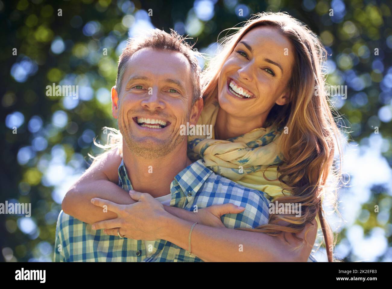 Waren so verliebt. Porträt eines liebevollen Paares draußen in der Sommersonne. Stockfoto