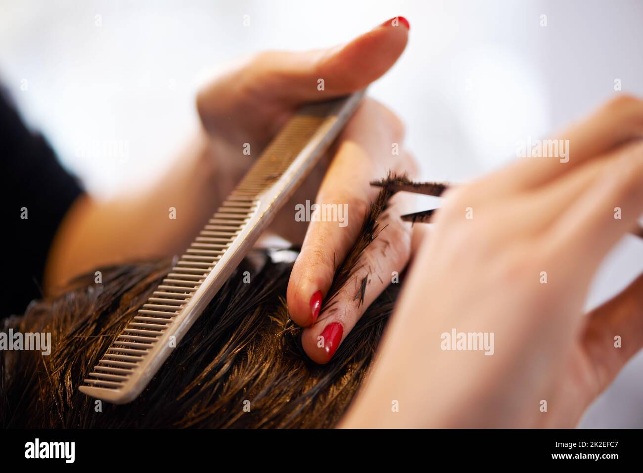 Wartung für Männer. Nahaufnahme eines Mannes, der sich die Haare schneiden ließ. Stockfoto