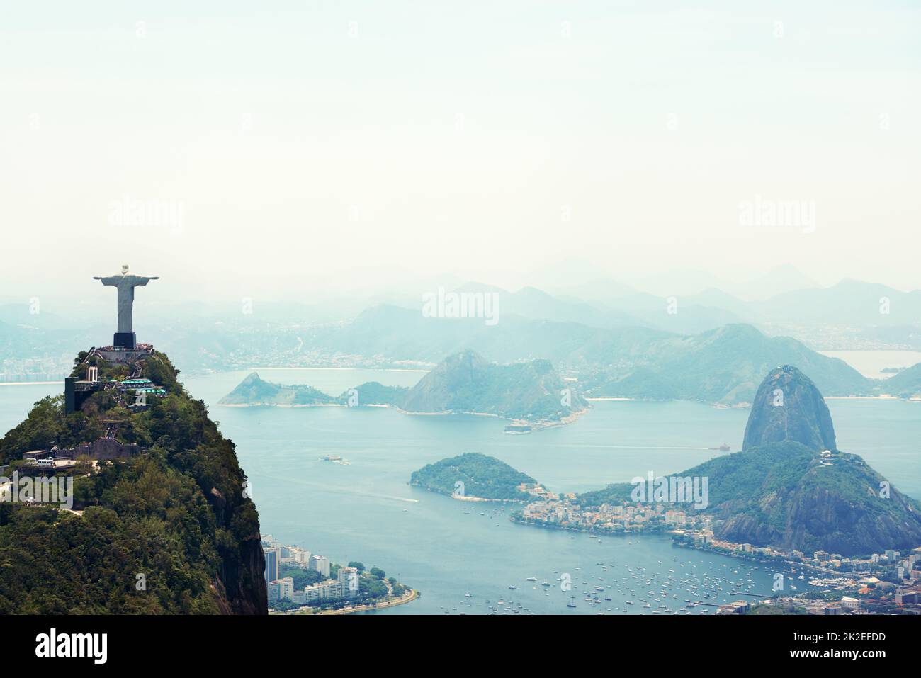 Es ist das Symbol des brasilianischen Christentums. Aufnahme des Christusdenkmals in Rio de Janeiro, Brasilien. Stockfoto